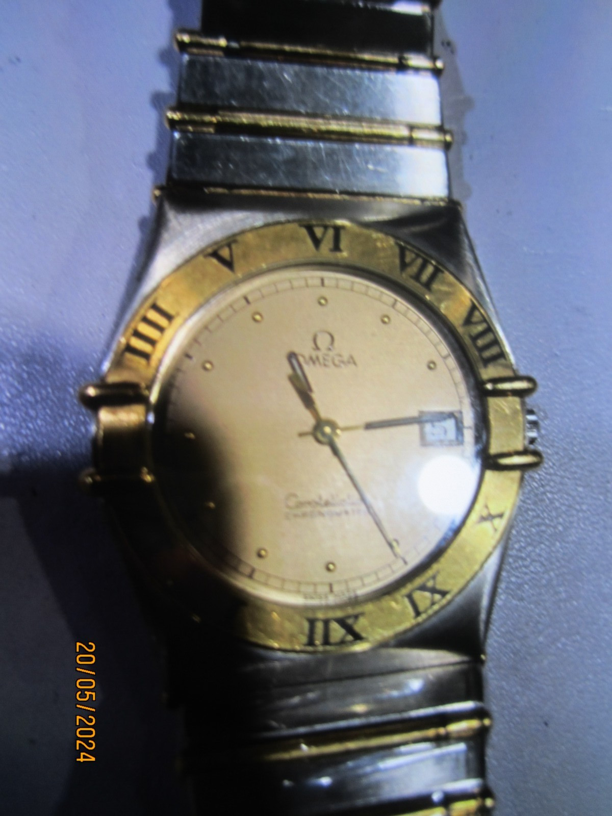 OMEGA CONSTELLATION MEN'S WATCH QUARTZ ALL S/S AND FULL BAR SALID 18K GOLD USED.