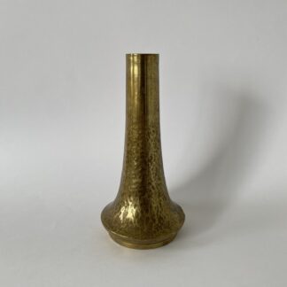 Vase Fuselé Moderniste en Laiton Martelé  - Style Art Deco Dinanderie