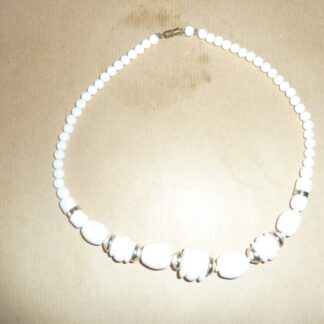 beau collier d'époque art déco en opaline blanche et métal doré, chic et sobre!