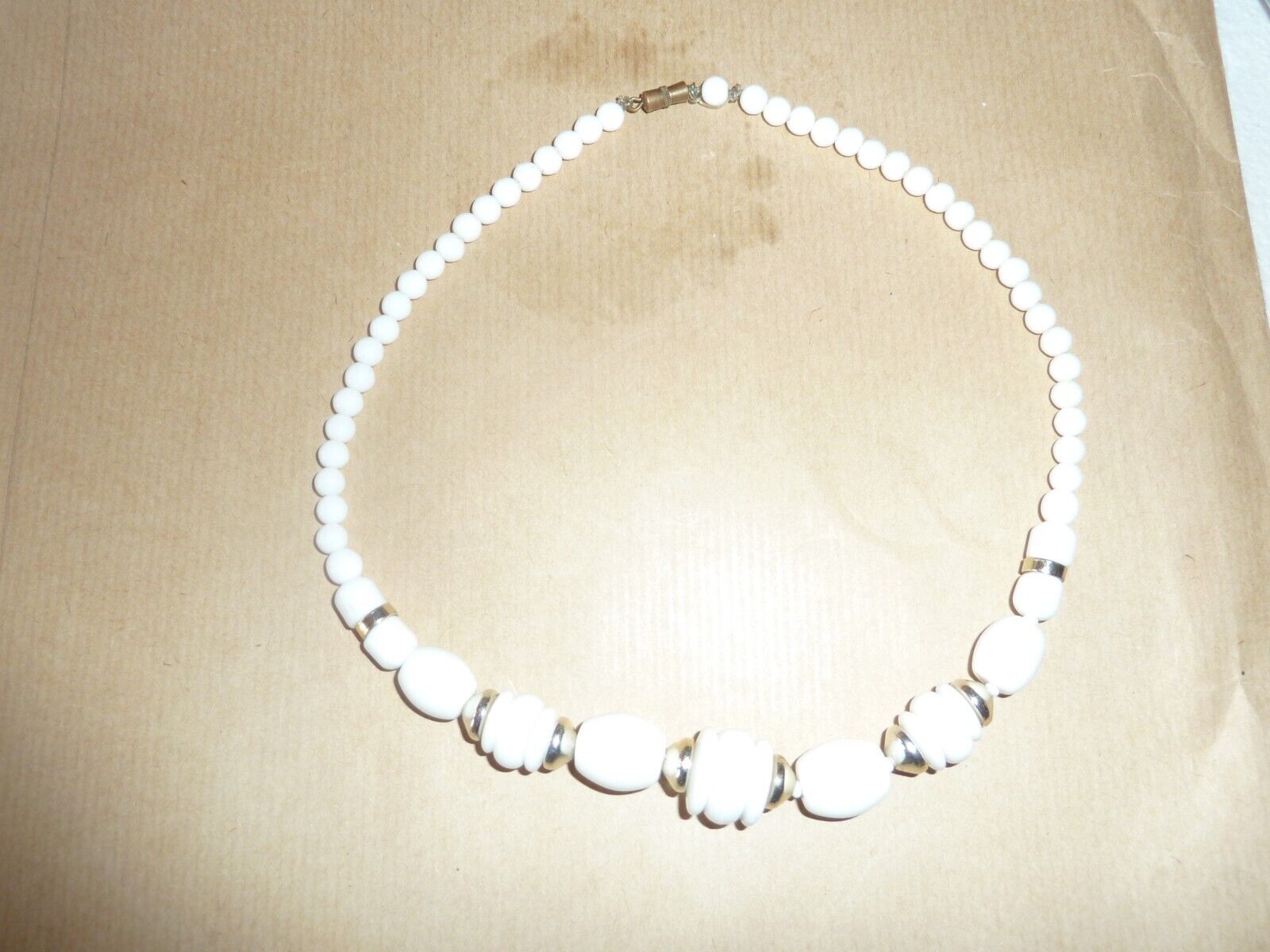 beau collier d'époque art déco en opaline blanche et métal doré, chic et sobre!