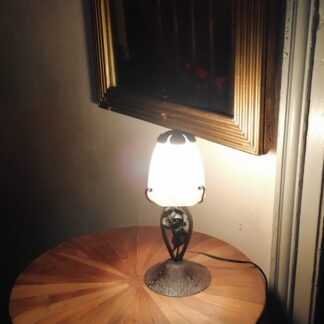 Lampe fer forgé début siècle dernier, Pied Fer Forgé Aux Roses et Tulipe Verre.