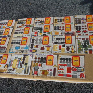 19 PLAQUES PUBLICITAIRES "SHELL" EN CARTON / MAQUETTES DE VOITURES (Années 1960)