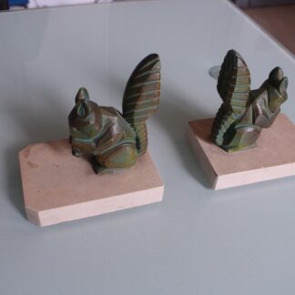 Paire de serre-livres en forme d'écureuil Art Déco signés H. Moreau, "Hippolyte