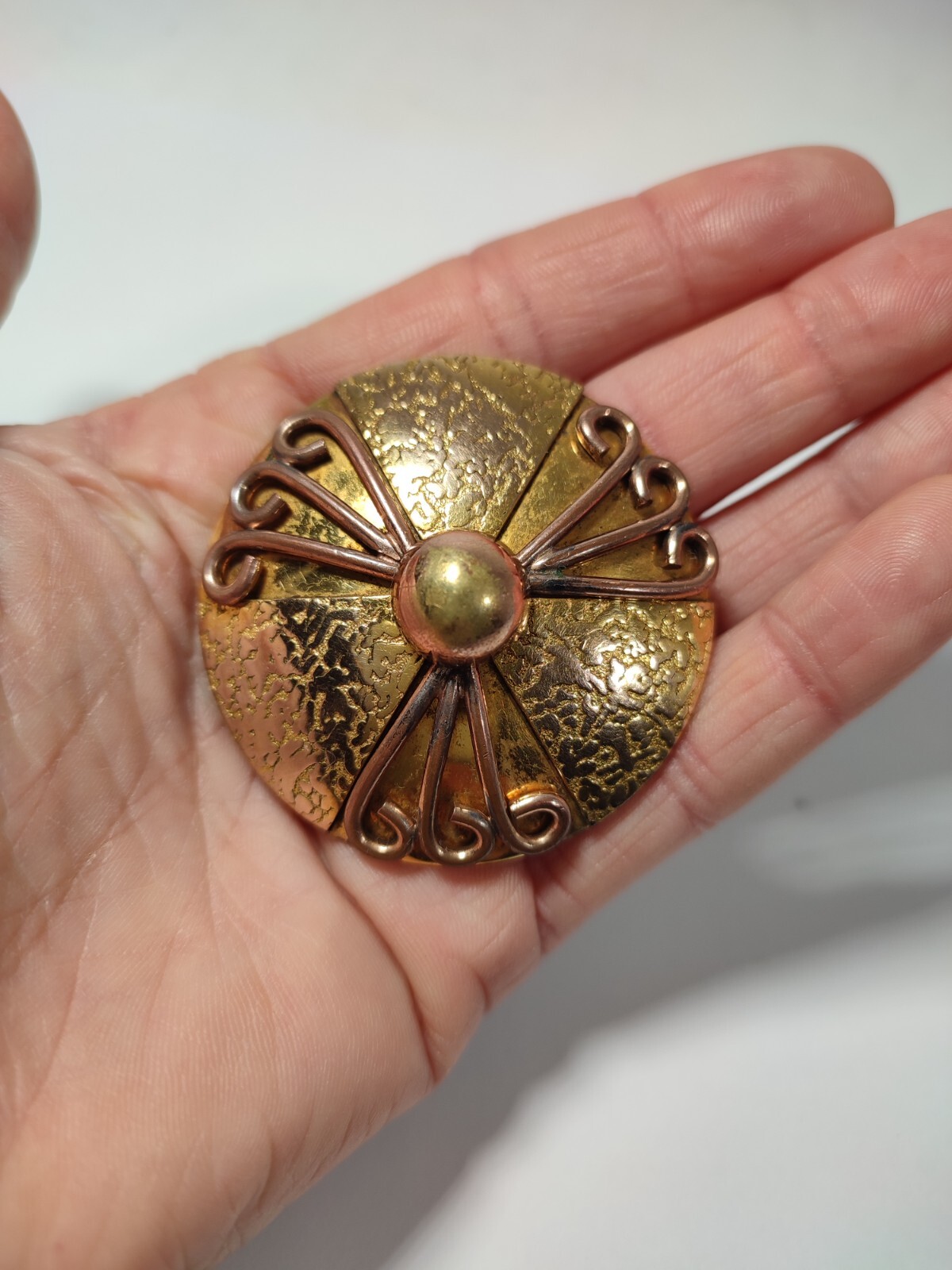 Broche Art Déco Ronde en Plaqué Or / 1930's France / Bijou Ancien