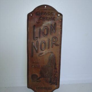 ANCIENNE PLAQUE PUBLICITAIRE CIRAGE DE MARQUE LION NOIR EN TOLE